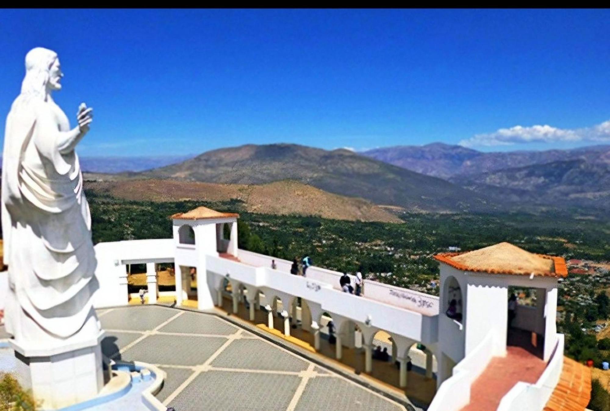 Su Majestad II Huanta Εξωτερικό φωτογραφία